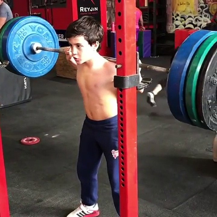 Cet adolescent porte 90kgs d'haltères sur les épaules !