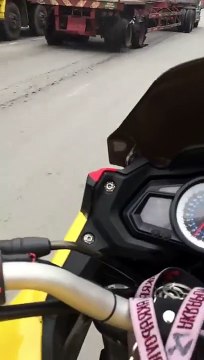 Russie: Ce n'est pas quelques pneus crevés qui vont arrêter ce chauffeur