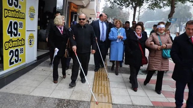 Yürüyüş esnasında kaldırım çalışmasına denk geldiler... Manisa protokolü gözlerini bağladı; beyaz bastonla sokaklarda yürüdü