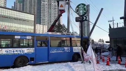 대전서 시내버스가 인도 돌진 후 전신주 들이받아 / YTN