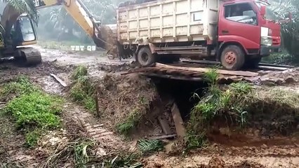 114.Awesome Overloaded Truck Fails & Recovery