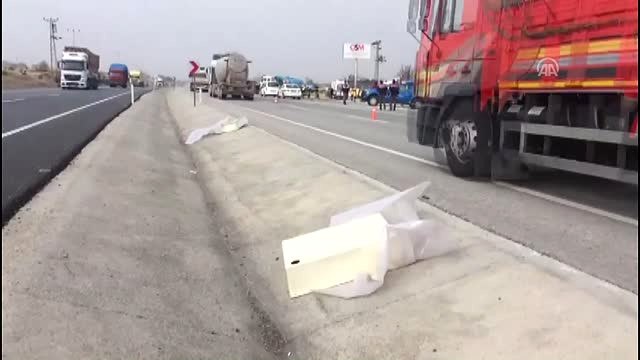Otomobil Yoldan Çıkarak Duvara Çarptı: 3 Ölü