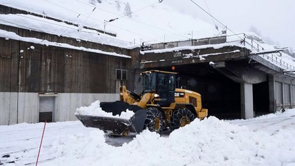 القطارات تعود للعمل انطلاقا من محطة زيرمات في سويسرا التي حاصرتها الثلوج ليومين