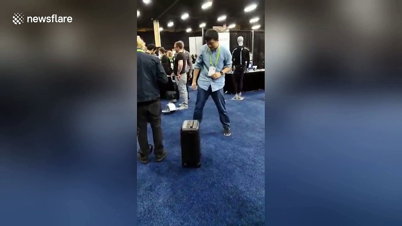 Self-driving luggage follows man around CES 2018