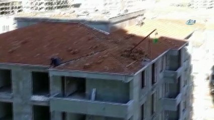 İşçilerin çatıda tehlikeli çalışması kamerada