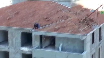 İşçilerin Çatıda Tehlikeli Çalışması Kamerada