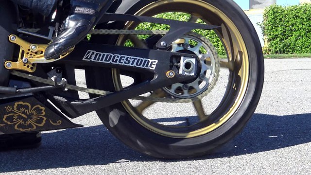 YAMAHA R1 BURN OUT & WHEELIE