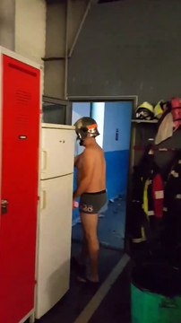 Un pompier se douche sous les fuites d’eau pour dénoncer la vétusté de sa caserne (Nîmes)