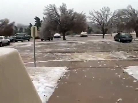 Des blocs de glace énormes tombent de 500 mètres de haut depuis une tour de télévision