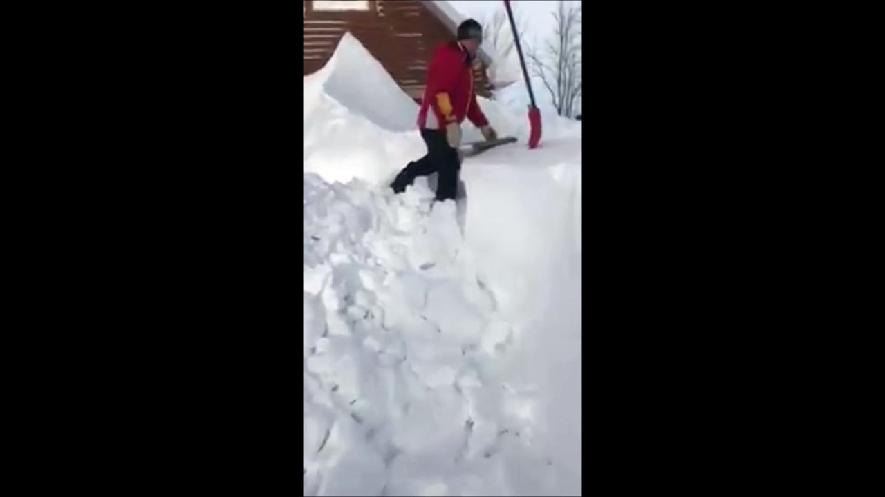 Après 2h30 de pelletage, il retrouve enfin sa voiture ensevelie sous la neige.