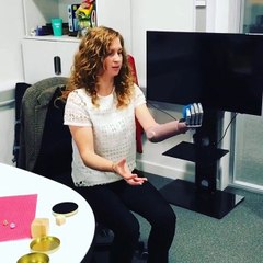 Une femme attrape une balle avec sa prothèse de bras