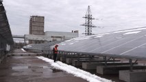 Sur un terrain contaminé, l'Ukraine construit une centrale solaire à Tchernobyl