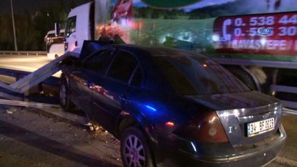 Otomobil bariyerlere saplandı: 3 yaralı