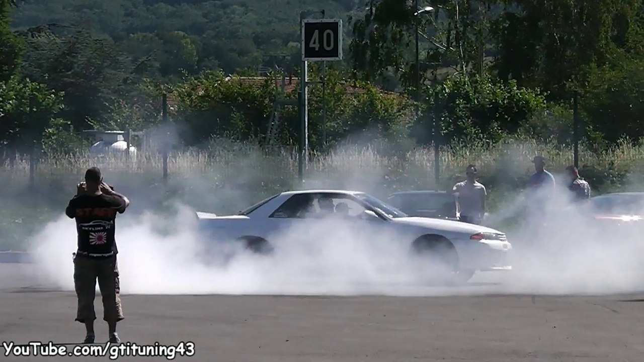 DONUTS en Nissan Skyline R32 GTR