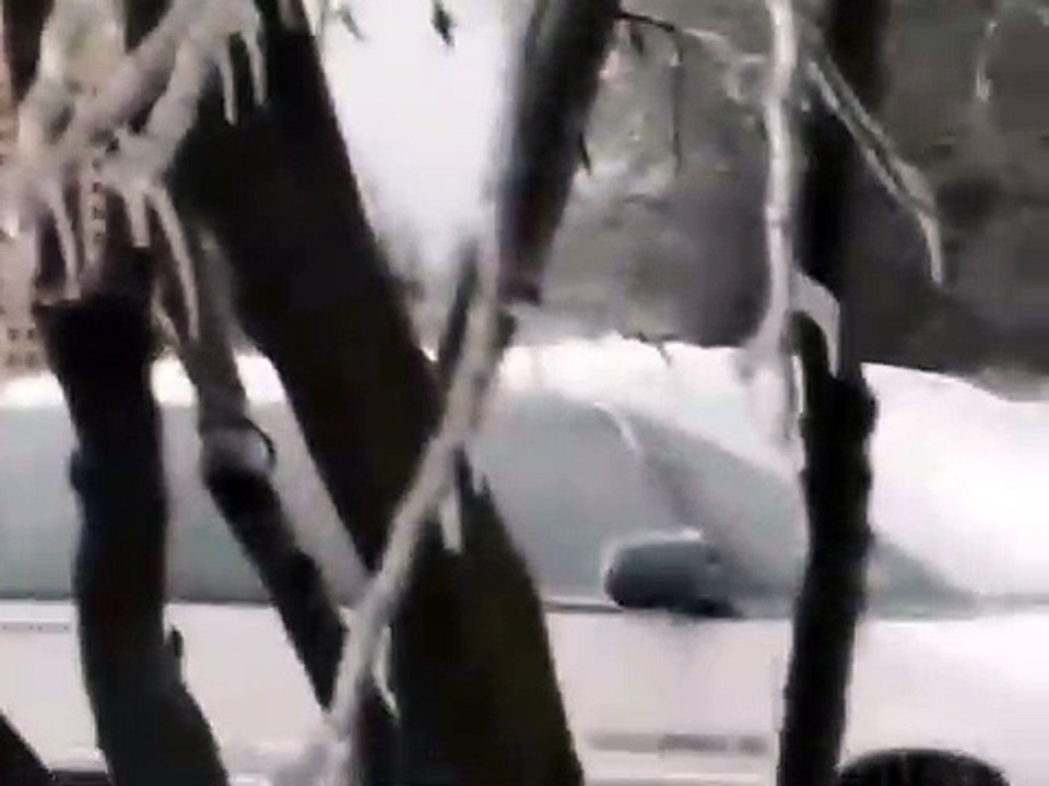 États-Unis : Des grand blocs de glace tombent d'une tour de télévision !