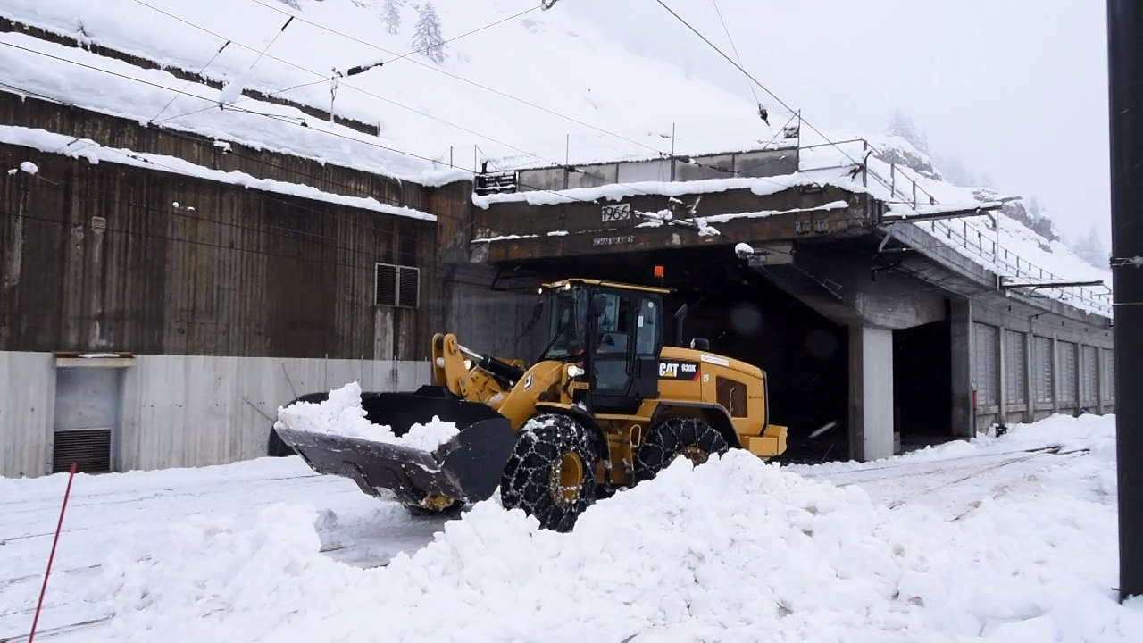 Heavy snowfall strands 13,000 tourists in Swiss Alps