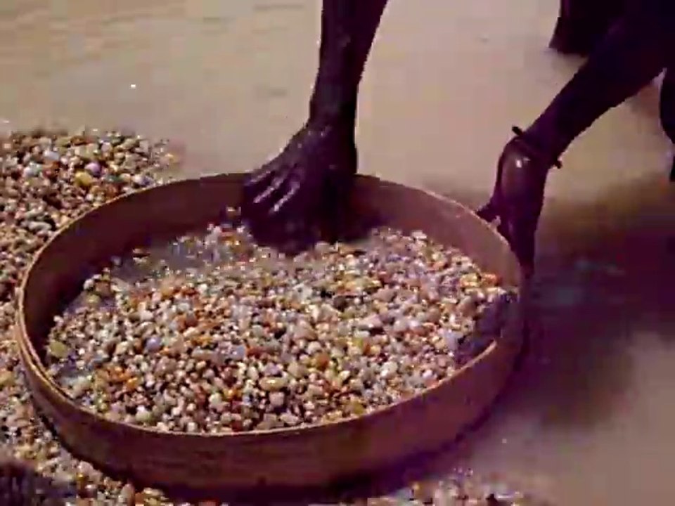 Ces chercheurs de pierres précieuses trouvent un diamant énorme