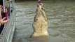 Ce crocodile géant saute hors de l'eau pour attraper un morceau de viande... Fou
