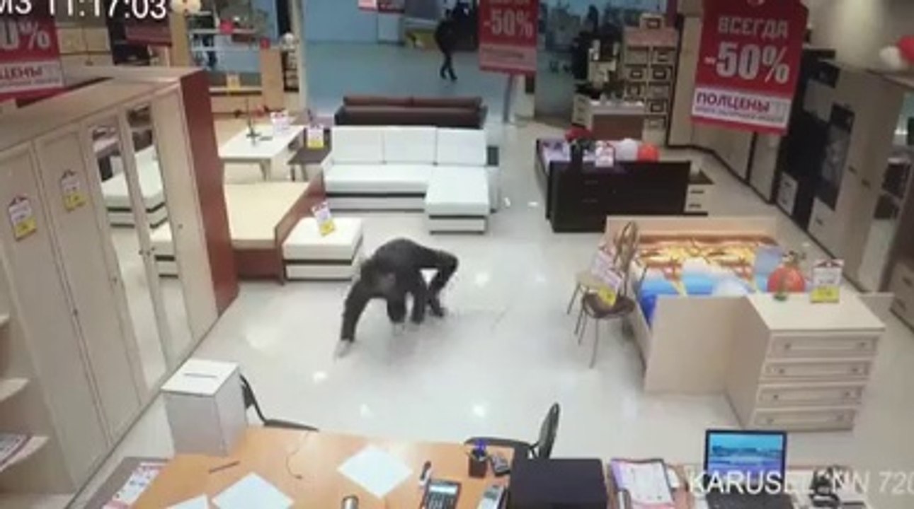 Ce gars débile se rate complètement en volant un ordinateur