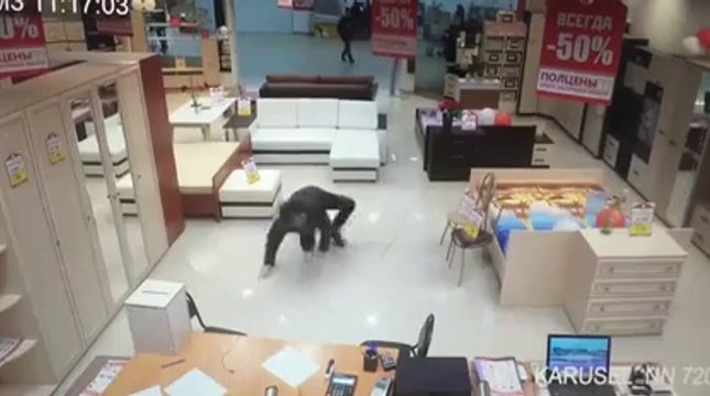 Ce gars débile se rate complètement en volant un ordinateur