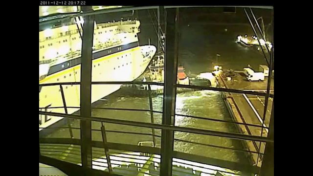 Ce bateau remorqueur vient sauver ce navire de croisière sur le point de s'échouer.