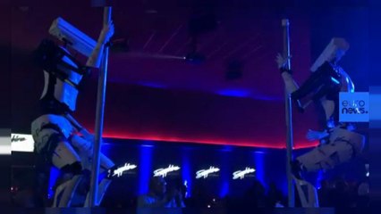 روبوتات ترقص عارية