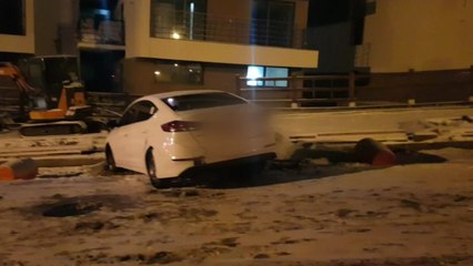 눈길에 승용차·버스 등 3대 추돌...2명 부상 / YTN