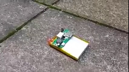 ポケットの中の爆弾！スマホのバッテリーにナイフを刺すと！？