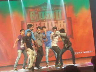 ரசிகர்கள் காலில் விழுந்த சூர்யா..!