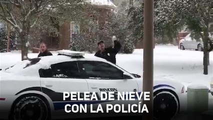 Guerra de nieve con la policía
