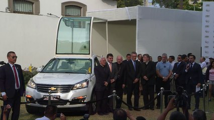 Perú presenta un papamóvil modificado que usará Francisco