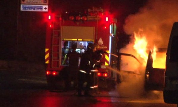 Beyoğlu'nda Polis Aracı Alev Alev Yandı