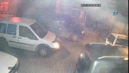 Yavuz hırsızlar güvenliği bastırdı...Güvenlik görevlisini bıçakla kovalayan hırsızlar kamerada