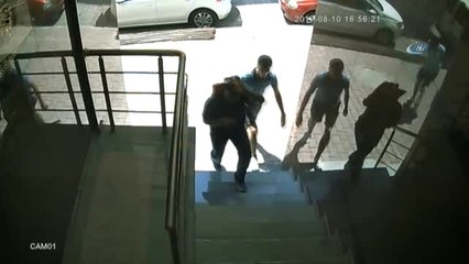 Litrelik Sularla Kendilerini Kamufle Eden Hırsızlar Kamerada