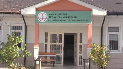 Engelleri Kilim Dokuyarak Aşıyorlar