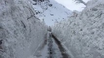 L'état de la route entre Bessans et Bonneval après les fortes chutes de neige... Incroyable