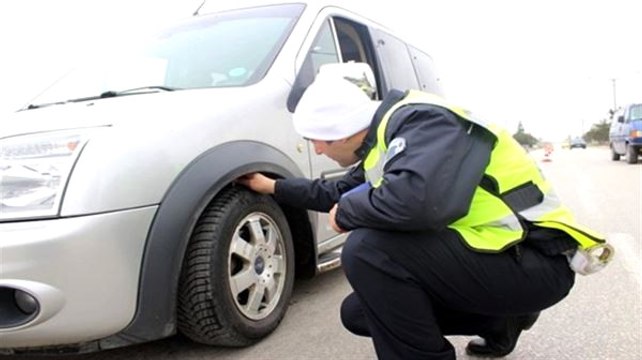 Trafik Polisleri, Kış Lastiği Takmayanlara Ceza Kesti