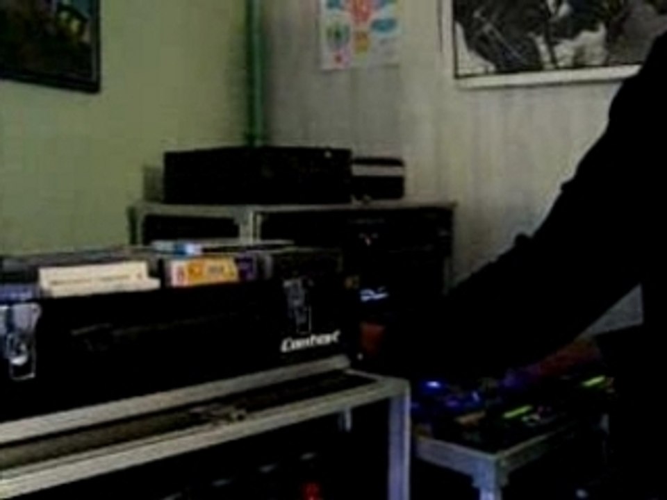 DJPat  derriere sa sono