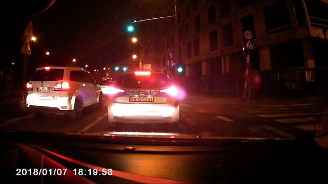 Griller un feu rouge à côté d'une voiture de police