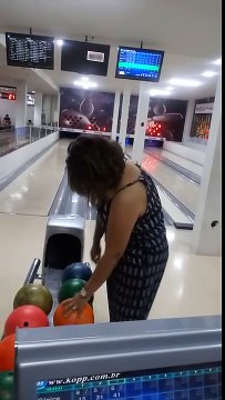 Elle casse un écran en jouant au bowling