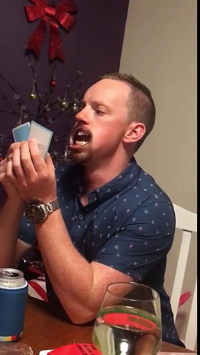 Il demande sa femme en mariage en plein jeu de cartes débile !