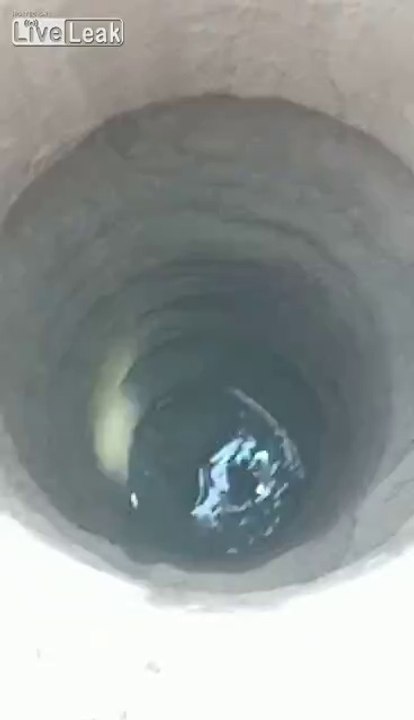 Cet enfant de 3 ans se coince dans une canalisation en Inde !