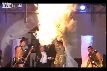 La coiffe de cette danseuse s'enflame sur scène au Brésil !