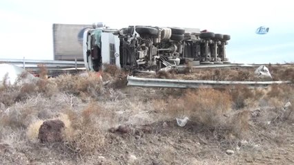Konya'da Kontrolden Çıkan Yem Yüklü Tır Yola Devrildi: 1 Ölü