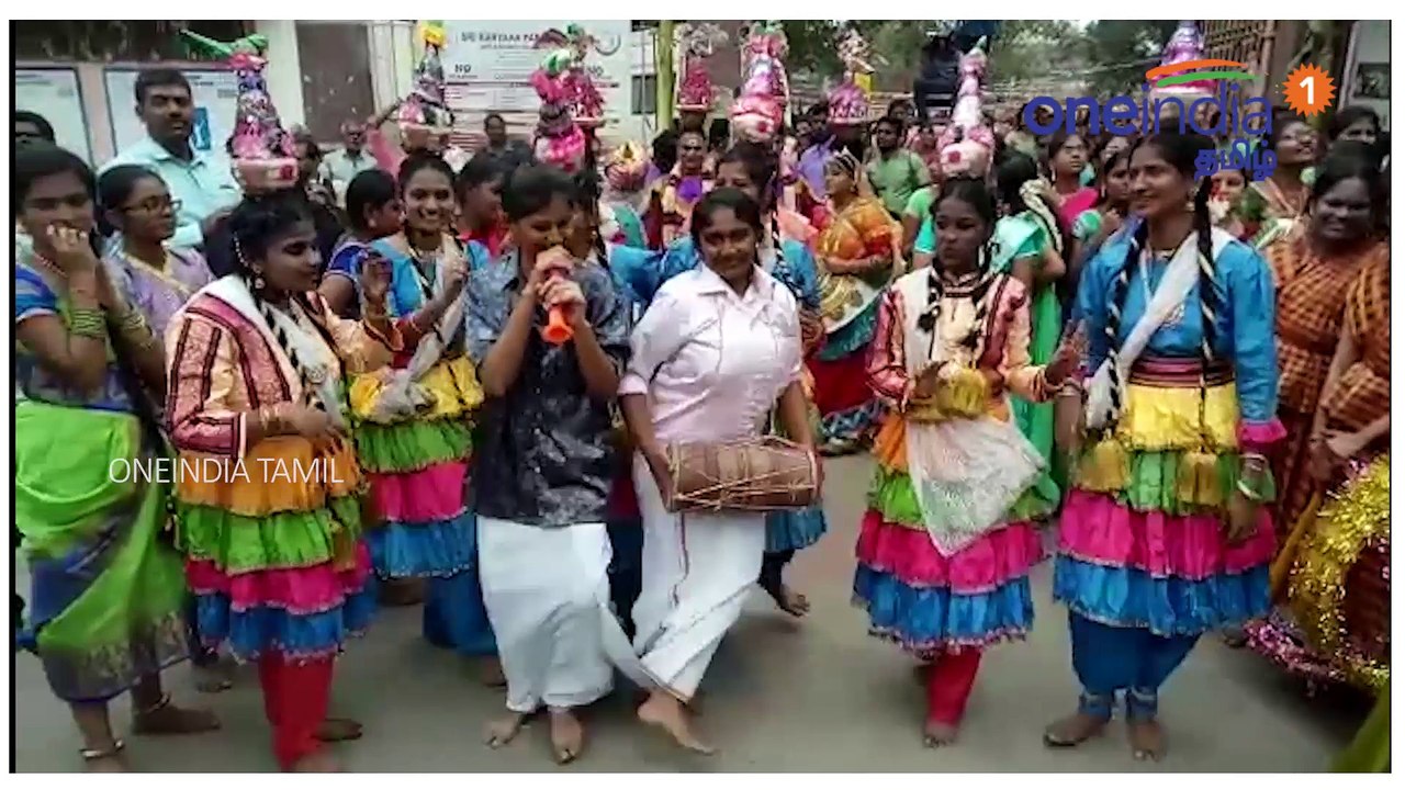 கல்லூரி மாணவிகள் கொண்டாடிய பொங்கல்- வீடியோ