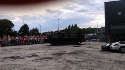 L'armée belge aplatit un Fiat Multipla avec un char