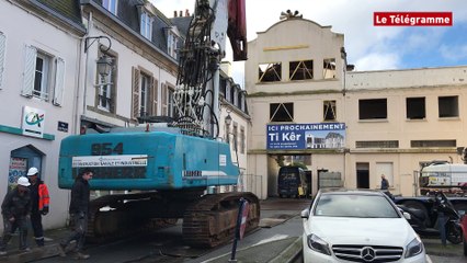 Concarneau. Grosse artillerie pour démolir l'ancienne mairie