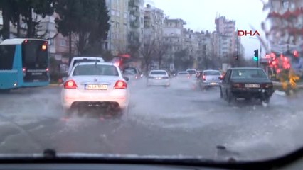 Antalya'da Sağanak Yağış Hayatı Durdurdu