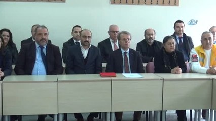 Eşine Verilen Ödülü Gözyaşlarıyla Aldı