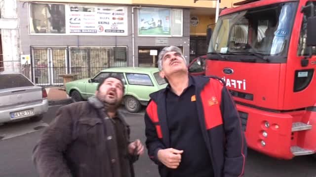 Ağaçta Ayağı İpe Dolanan Kuşu İtfaiye Kurtardı
